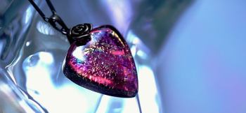 Guitar pick emblem ギターのピックのようなエンブレムタイプペンダント。 ラフォルム ガラスジュエリー ガラスアクセサリー
