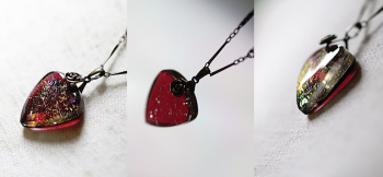 Guitar pick emblem 美しいワインレッドの上品な色合い。光の透過反射で様々な表情に変化します。 ラフォルム ガラスジュエリー ガラスアクセサリー