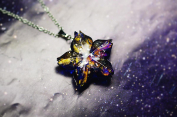 瑠璃の一輪桜・夜桜 ～ 絢爛の夜空 ～ 深い闇に浮かぶ、絢爛たる星々のきらめき。 ラフォルム ガラスジュエリー ガラスアクセサリー