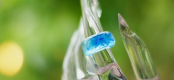 ラフォルム ガラスジュエリー ガラスアクセサリー Blue Gerbera ～ 夏空に咲く花 ～ 青空に向かって咲く、美しいブルー色の花・・・。それは優しく咲くガーベラ。重なり合ったブルーの細長い花弁をイメージしてリングの内部に施しました。ガラスの…