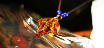 MAPLE CRYSTAL カエデの葉をイメージした立体的なアイスロックタイプ。 ラフォルム ガラスジュエリー ガラスアクセサリー