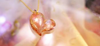 ラフォルム ガラスジュエリー ガラスアクセサリー Fluffiness Heart ふっくらした柔らかなとっても可愛らしい雰囲気のハート型ネックレスです。色合いは「コーラルオレンジ」と呼ばれる優しいオレンジ系の透明色を使用し、内部全体にはダイクロ偏…