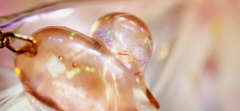 Fluffiness Heart 内部全体にはダイクロガラスやラメを施しています。 ラフォルム ガラスジュエリー ガラスアクセサリー