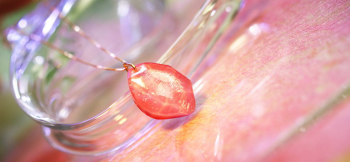 Happiness Petal ～ Jewel reflection ～ 可愛らしい花びらのようなフォルムです。 ラフォルム ガラスジュエリー ガラスアクセサリー