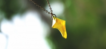 ラフォルム ガラスジュエリー ガラスアクセサリー Lemon yellow rose fang 『Yellow rose fang』をベースに、レモンイエローとクリアーを使用してお作りした『Blue rose fang』とのペアペンダントです。レモ…
