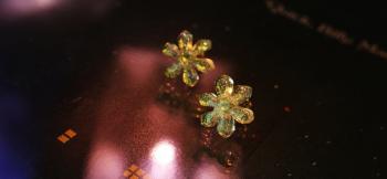 ラフォルム ガラスジュエリー ガラスアクセサリー Snow flower ～ Brilliant gleam ～ 雪の結晶をモチーフにした可愛らしいピアスの左右セットです。クリアーをベースにガラスの王様と呼ばれてるダイクロ偏光ガラスを使用しています…
