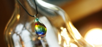 ラフォルム ガラスジュエリー ガラスアクセサリー Colorful shower ふっくらした存在感のあるフォルムの内部は、ブルーの輝きが煌き、カラフルな色合いが降り注いでいます。フォルムは、全てを手作業にて磨きをしながら形作りをした優しさのあるペ…