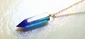 ラフォルム ガラスジュエリー ガラスアクセサリー Aqua crystal ～ 水の宝物  ～ 水晶は、様々なパワーを秘めていると言われます。そんな水晶のフォルムをベースにしています。六角柱や六角錐のフォルム作りは大変難しい作業ですが、一面毎手作業…