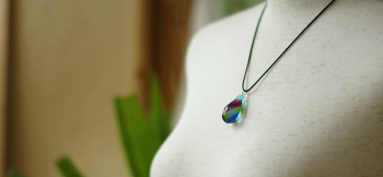 Colorful shower 身に着けたイメージ。コードはフリーサイズで、60cmまで調整可能です。 ラフォルム ガラスジュエリー ガラスアクセサリー