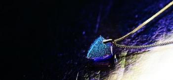 ラフォルム ガラスジュエリー ガラスアクセサリー Dichroic blue emblem とっても可愛らしく小振りで、表裏はフラットでスタイリッシュなエンブレムタイプのペンダントです。
ベースは、魅力的なコバルトブルー、内部は、ゴールドやパープ…