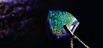Dichroic blue emblem ダイクロ偏光ガラスの輝きととラメの輝き。角度を少し変えますとまた違った表情の輝きをお楽しみいただけます。 ラフォルム ガラスジュエリー ガラスアクセサリー