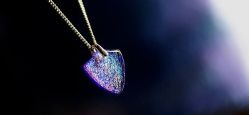 Dichroic blue emblem ラメの輝きにダイクロ偏光ガラスの輝きが調和して輝いているところ。 ラフォルム ガラスジュエリー ガラスアクセサリー