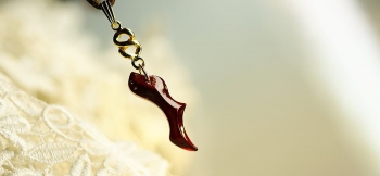 ラフォルム ガラスジュエリー ガラスアクセサリー Sword of claw 情熱的なレッドが素敵です。内部には金の箔をちりばめ、金の金具とも調和しています。鉤爪をイメージした格好良いフォルムに、鹿革コードをフリーサイズでお付けしました。お好みの長…