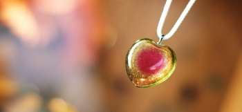 ラフォルム ガラスジュエリー ガラスアクセサリー Aqua jewel heart ～ Oneself likeness  ～  天然石の「ウォーターメロントルマリン」をイメージして、ハートのフォルムに表現したネックレスペンダントです。滑らかにラウ…