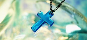 ラフォルム ガラスジュエリー ガラスアクセサリー SKYLINE CROSS 透明感のあるターコイズブルーの透明色を使用しました。シンプルなクロスのフォルムは、どんな時もカジュアルに、爽やかに身に着けていただけそう。素敵なイメージのクロスタイプペン…