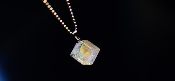Snow cube ~ Brightness ~ 煌きを閉じ込めた立方体ペンダント。 ラフォルム ガラスジュエリー ガラスアクセサリー