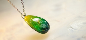 ラフォルム ガラスジュエリー ガラスアクセサリー 思い出のGreen leaf 緑萌ゆる季節の色合いをガラスのドロップの中に施した、世界にひとつのメモリアルペンダントが完成いたしました。煌きと共にイエローからグリーンへのグラデーションの色合いで緑あ…