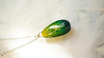 思い出のGreen leaf 表面に葉っぱのモチーフを彫刻しました。 ラフォルム ガラスジュエリー ガラスアクセサリー