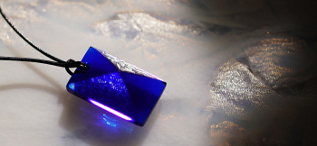 Mysterious royal pyramid 世界にひとつのピラミッドタイプペンダント。 ラフォルム ガラスジュエリー ガラスアクセサリー