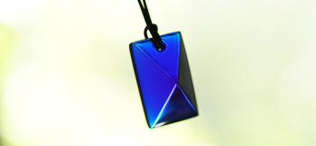 Mysterious royal pyramid 光に透過するとブルーの濃淡をお楽しみいただけます。 ラフォルム ガラスジュエリー ガラスアクセサリー