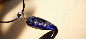 ラフォルム ガラスジュエリー ガラスアクセサリー Blue flake pairshape 濃紺のアベンチュリンブルーがベースカラー。シンプルなフォルムの中にゴールドラメが煌く、シックな雰囲気のオリジナルペンダントに仕上がりました。ぜひお手に取って…