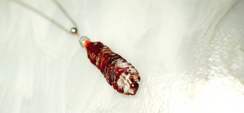 AMERICAN FLAME FEATHER レッド系の色合いをマーブル模様にしています。 ラフォルム ガラスジュエリー ガラスアクセサリー