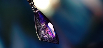 ラフォルム ガラスジュエリー ガラスアクセサリー Polyhedral shine galaxy ～ 幻想の煌き ～ 大宇宙の煌きを小さなガラスの結晶の中に表現した美しいペンダント。見る角度や光の当たり方で様々な煌きを、そして暗闇では神秘的な光をお…