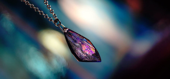 Polyhedral shine galaxy ～ 幻想の煌き ～ 内部のラメが見る角度や光の当たり方で変化していきます。 ラフォルム ガラスジュエリー ガラスアクセサリー