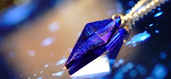 ラフォルム ガラスジュエリー ガラスアクセサリー Pure dream ～ Royal blue Pyramid ～ エッジの利いたシャープで美しい五面体フォルムに、神秘的な煌きを施した世界にひとつの逸品です。ベースのコバルトブルーに繊細なラメが煌…