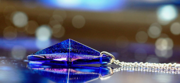 Pure dream ～ Royal blue Pyramid ～ サイドから見ると、ピラミッドのような四角錐の稜線。 ラフォルム ガラスジュエリー ガラスアクセサリー