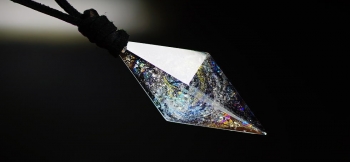 ラフォルム ガラスジュエリー ガラスアクセサリー Dreamblue ～ Crystal galaxy ～ もしも、透明なクリスタルの宇宙があったら・・・。そんな雰囲気を再現した存在感のある美しくスタイリッシュな八面体フォルムのオリジナルペンダント…