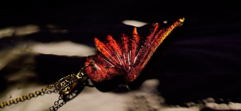 ラフォルム ガラスジュエリー ガラスアクセサリー Devil's wing ブラックをベースにレッドの「ダイクロ偏光ガラス」の煌きを施した、強い存在感と美しさの悪魔の翼ペンダントが完成いたしました。悪魔の羽根をイメージした伸びやかなフォルム。その内…