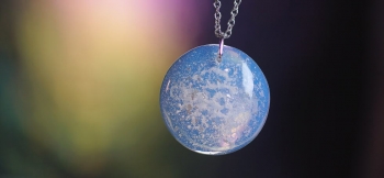 ラフォルム ガラスジュエリー ガラスアクセサリー Snow full moon 2月の満月「スノームーン」。凍てつく夜空に煌く幻想的な姿を表現した、世界にひとつのオリジナルメモリアルペンダント兼キーホルダーが完成いたしました。半透明ホワイトをベース…