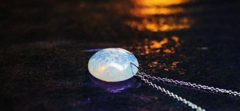 Snow full moon 神秘的なオリジナルメモリアルペンダント兼キーホルダー。 ラフォルム ガラスジュエリー ガラスアクセサリー