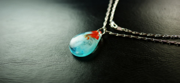 Memories of grain ～ Tears drop ～ ワンポイントにオレンジを使用した爽やかなブルー系のドロップタイプネックレスです。 ラフォルム ガラスジュエリー ガラスアクセサリー