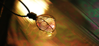 Memories of grain ~ Braided drop ~ ダイクロガラスは見る角度や光の当たり方で色合いが全く変わります。 ラフォルム ガラスジュエリー ガラスアクセサリー