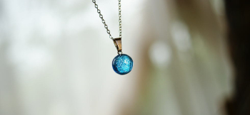 Dichroic planet width circle 小さくて可愛らしい球体のフォルムペンダント。 ラフォルム ガラスジュエリー ガラスアクセサリー