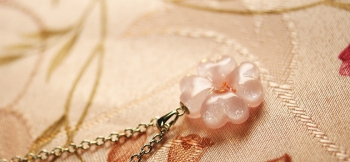 ラフォルム ガラスジュエリー ガラスアクセサリー Pure pink clover 心を和ませてくれる四つ葉のクローバー。淡い桜色のクローバーがあれば、もっと可愛らしく素敵ですね。そんな優しい色合いのクローバーを表現してみました。色合いはとても淡い…
