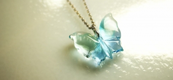 ラフォルム ガラスジュエリー ガラスアクセサリー Pure Morpho 優しい色合いと透明感が魅力的なモルフォチョウタイプペンダントです。こんな蝶が舞っていたらとても素敵ですね。色合いは、クリアーをベースに淡いブルー系二色と淡いラベンダー系を使用…
