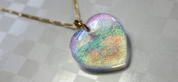 ラフォルム ガラスジュエリー ガラスアクセサリー Excellent dichroic heart オパールの様な美しい煌きは、心を弾ませうっとりさせてくれます。そんな美しいダイクロ偏光ガラスを何種類かふんだんに使用した大変美しいハートのペンダント…
