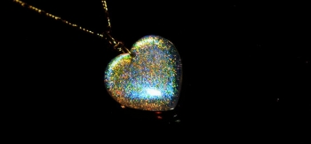 ラフォルム ガラスジュエリー ガラスアクセサリー Finest dichroic heart オパールの様な複雑な奥深い煌きは大変美しく、眩い輝きは私たちの心をわくわくさせてくれます。いつまで見ていても飽きないほどうっとりさせてくれます。
ガラス…