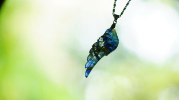 Splendor blue sky wing 光に透過させるとまた異なる表情に。 ラフォルム ガラスジュエリー ガラスアクセサリー