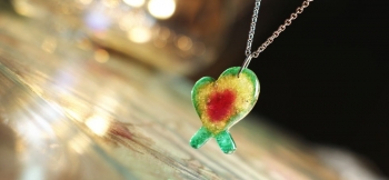 ラフォルム ガラスジュエリー ガラスアクセサリー Aqua jewel heart ～ 大切な絆 ～ ハートのリボンの様な可愛らしいフォルムのペンダントです。周りにはエメラルドグリーン、内部には可愛らしい赤系ピンクを施しています。また、光を吸収する…