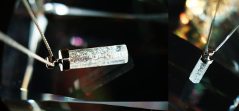 Hexagonal column 上方から下方に向けて様々な内部加工を施しています。 ラフォルム ガラスジュエリー ガラスアクセサリー