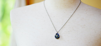 Small macrocosm ～ 流星 ～ 身に付けやすいサイズです。 ラフォルム ガラスジュエリー ガラスアクセサリー