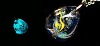 Small macrocosm ～ 流星 ～ 美しいラメとマーブル模様。さらに暗闇では蓄光の美しく幻想的な光をお楽しみいただけます。 ラフォルム ガラスジュエリー ガラスアクセサリー