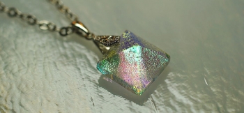 ラフォルム ガラスジュエリー ガラスアクセサリー Pyramid Jewel 煌く透明なピラミッド(正四角錐)ペンダント。内部のダイクロ偏光ガラスの煌きは、見る角度や光の当たり方の変化で美しく変化します。ぜひお手にとってお楽しみいただきたい作品です。