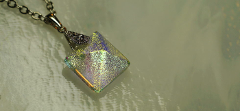 Pyramid Jewel クリアーベース。煌きは様々な色合いに変化します。 ラフォルム ガラスジュエリー ガラスアクセサリー