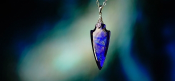 ラフォルム ガラスジュエリー ガラスアクセサリー Arrowhead emblem 高貴な美しいコバルトブルー(ロイヤルブルー)に、美しいレインボーラメが神秘的に煌く、世界にひとつのエンブレムタイプペンダントに仕上がりました。細身でシャープな印象で…