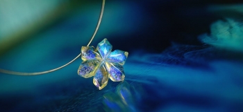 ラフォルム ガラスジュエリー ガラスアクセサリー 爽空の花 繊細な六枚の花びらを持つ小ぶりの花。雪の結晶や幾何学的なデザインにも見えるフォルムの内部には、ブルーやパープル、イエロー系の色合いに変化する最高級のダイクロ偏光ガラスを使用した美しいペンダ…